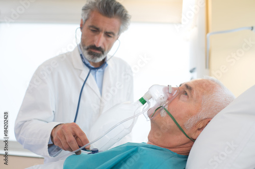 Foto doctor helping an collapsed man wearing a breathing mask