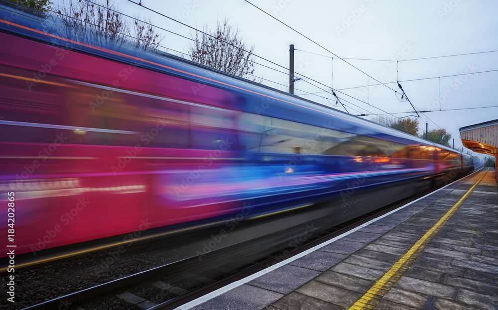 Obraz premium Szybki pociąg na Great Western Mainline z Londynu