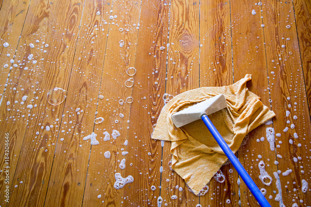 Holzfussboden mit Lappen und Schrubber Stock Photo Adobe Stock