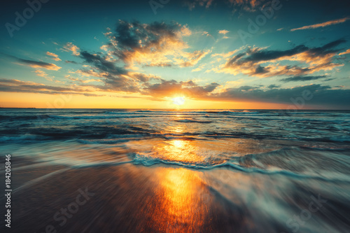 Foto Beautiful sunrise over the sea