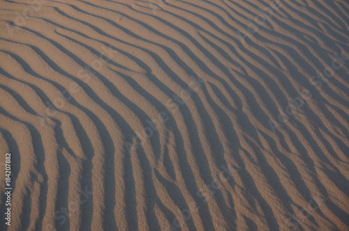 Vom Wind geformter Sand im Abendlicht