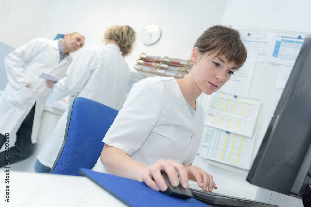 Obraz premium female doctor using a computer to write a repport