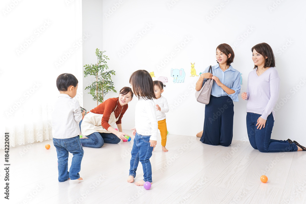 幼稚園の送り迎えをするビジネスウーマン