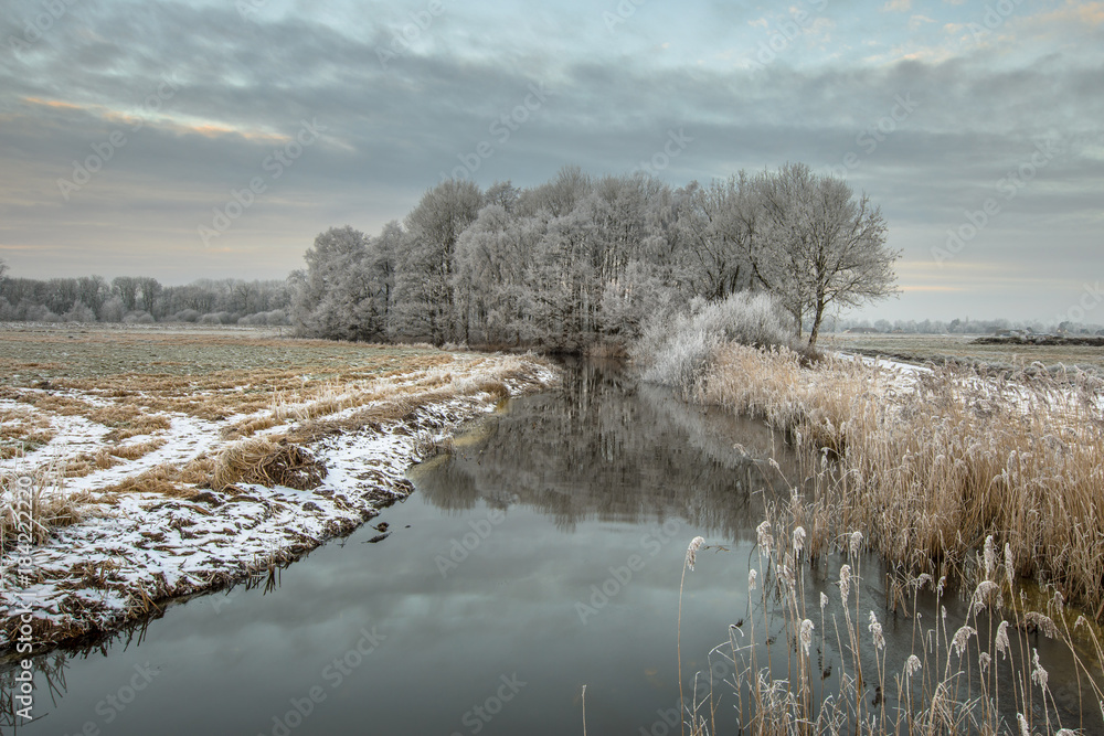 Φωτογραφία Panorama of Frozen river Drentsche Aa in northern part of the province of Drenth