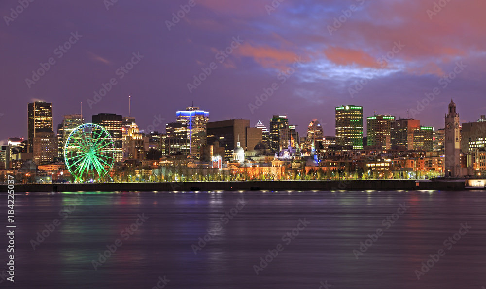 Obraz premium Montreal skyline illuminated at dusk and Saint Lawrence River, Canada