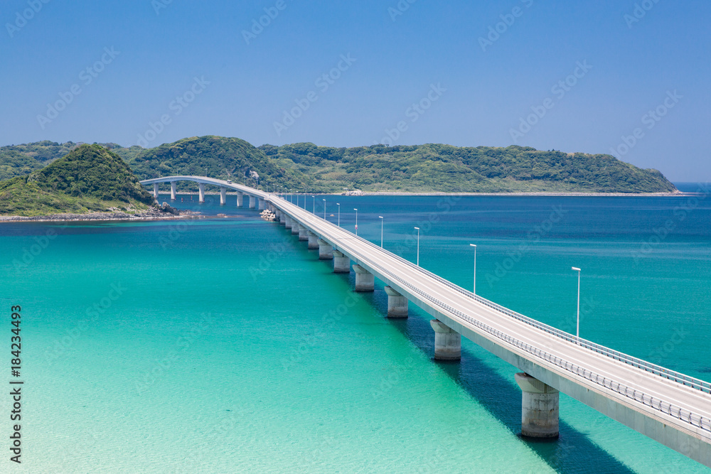 角島大橋 -エメラルドグリーンの海にかかる橋・山口県の絶景スポット-