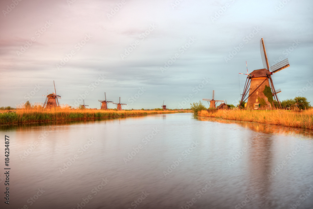 Fototapeta premium Netherlands Kinderdijk Windmills