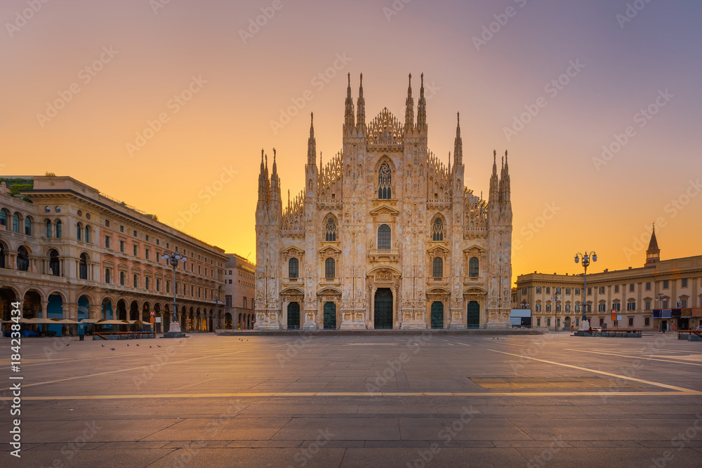 Fototapeta premium Gotycka katedra Duomo w Mediolanie