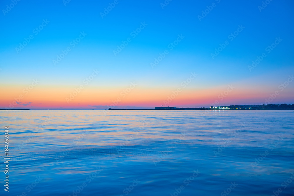 Obraz premium Clear simple sea sunset in blue and pink coloures