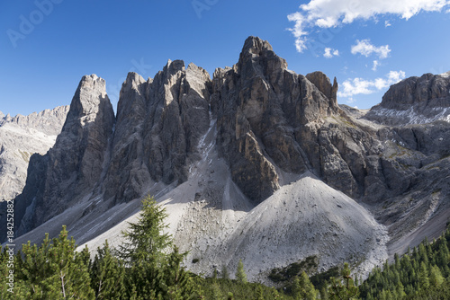 Italien, Dolomiten, Hochpustertal, Naturpark Drei Zinnen, die Oberbachernspitzen links der Einserkofel. photo