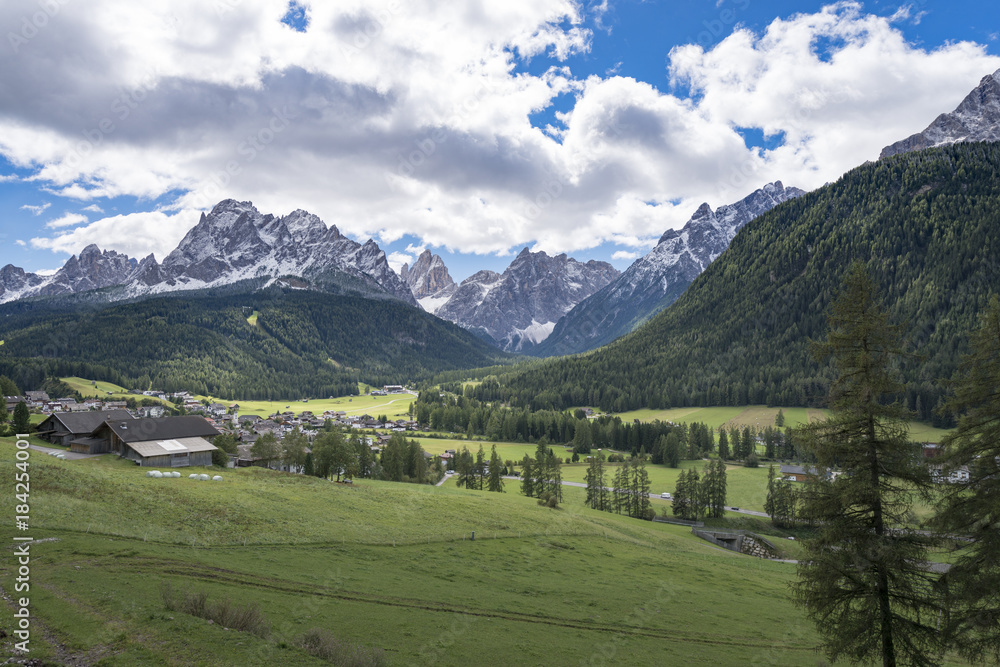 Italien, Dolomiten, Hochpustertal, Naturpark Drei Zinnen, Blick auf die Gemeinde Moos.