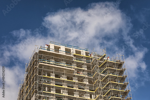 Neubau mit Wolke