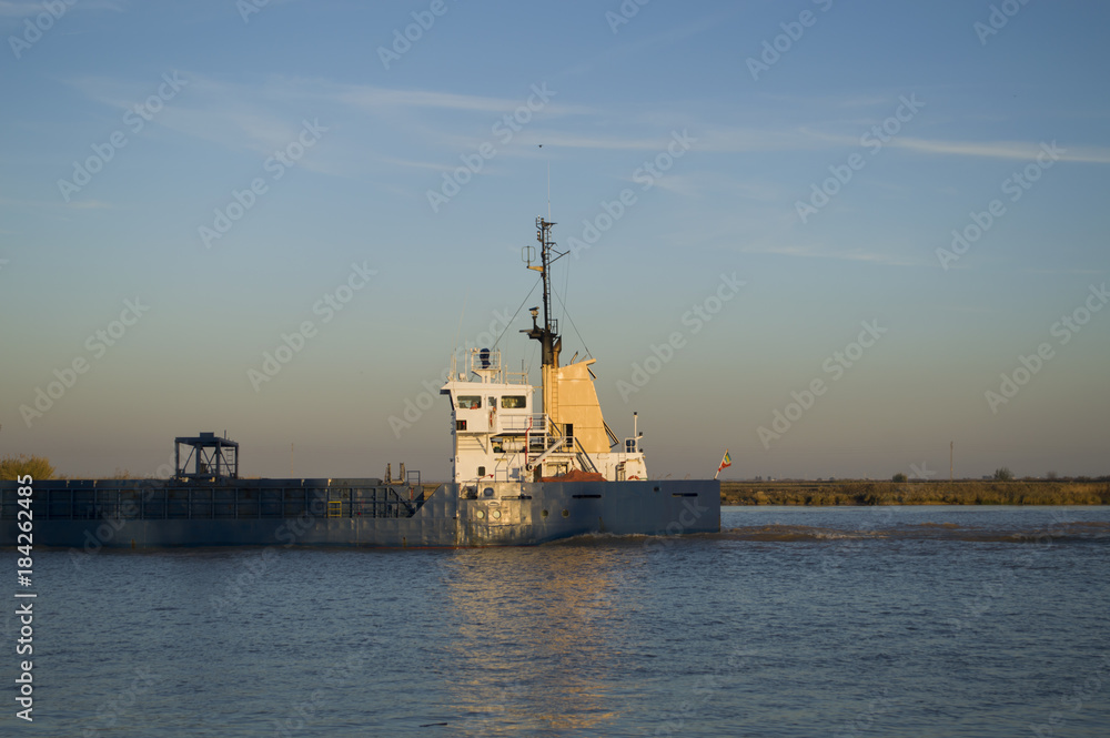 Barco en el río Guadalquivir / Ship in Guadalquivir river. Isla Mayor. Sevilla