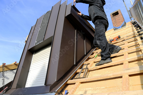 Tableau sur toile Dachdecker bei Spenglerarbeiten einer Dachgaube