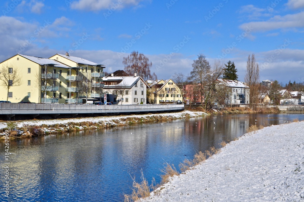 Fluss Sihl in der Stadt Adliswil im Winter mit Schnee uf Wiesen und Hausdächern, Sihltal, Kanton Zürich, Schweiz