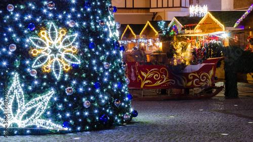 Fotografía CHRISTMAS TIME - Christmas market and Christmas tree before the town hall