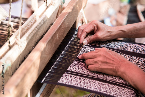 Fotografie Close up Weavers are weaving with a loom and threading.