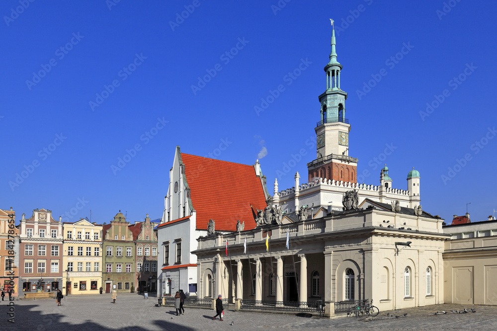 Obraz premium Poland, Greater Poland province, Poznan - 2012/09/10: Old Town main Market Square – Greater Poland uprising museum and City Hall