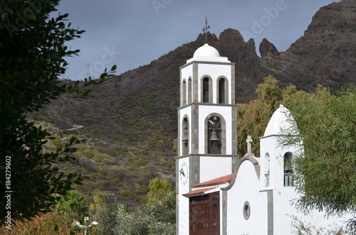 Eglise de Santiago del Teide, côte nord de l'île de Tenerife, archipel des Canaries photo