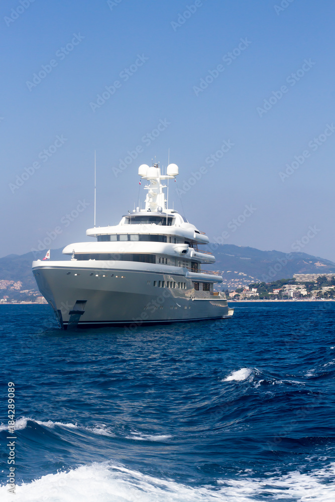 Luxusyacht vor Cannes