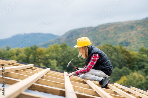 Bild auf Leinwand Young woman worker on the construction site.
