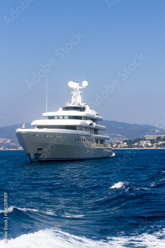 Luxusyacht vor Cannes photo