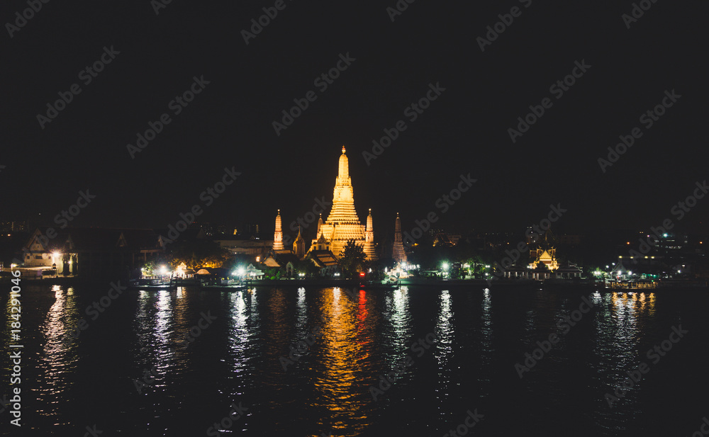 Obraz premium Night View of WAT ARUN (TEMPLE OF DAWN) and Chao Phraya River, Bangkok, Thailand.