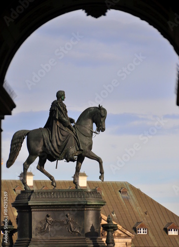 Reiterdenkmal König Johanns von Sachsen umrahmt von einem Torbogen photo