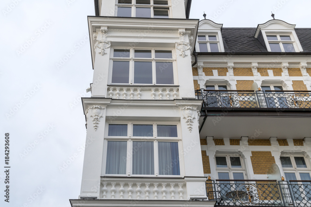 Antike Fassade mit Fenstern Antike Fassade mit Fenstern