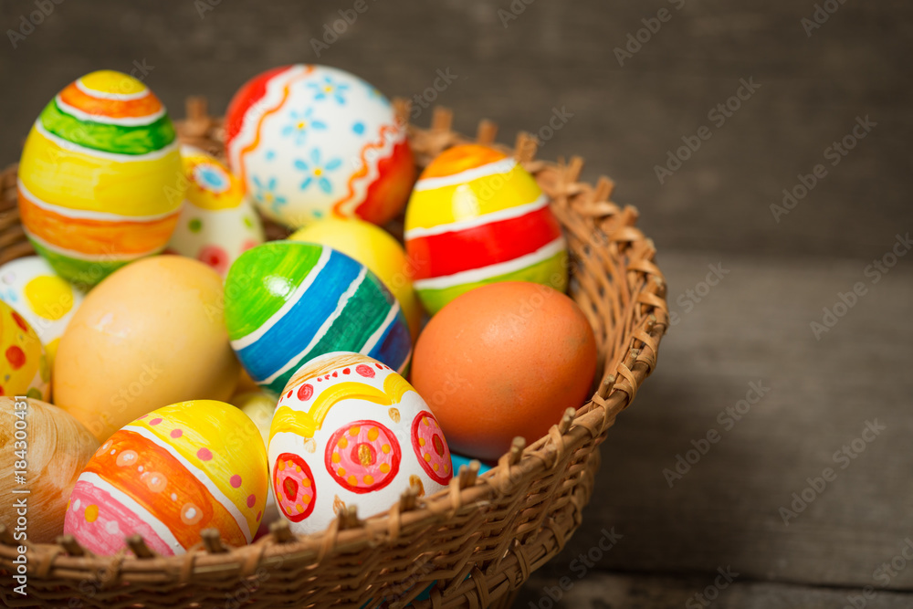 Naklejka premium Easter eggs on wooden