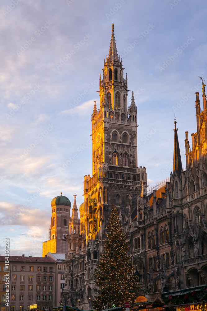 Münchner Rathausturm zur Weihnachtszeit
