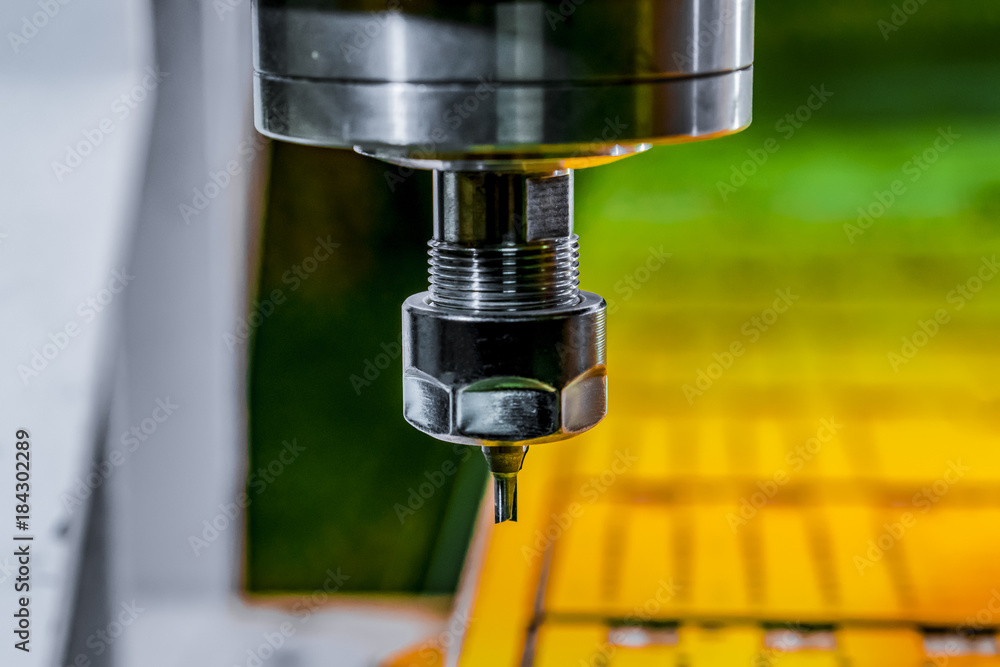 The milling cutter is fixed in the spindle. The milling cutter is fixed in the spindle.