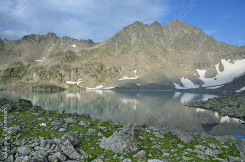 Россия, Кавказский биосферный заповедник. Высокогорное озеро Буша в облачный летний день