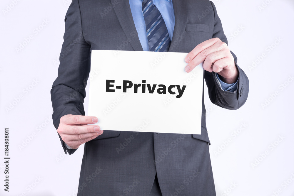 Manager mit Schild E-Privacy Manager mit Schild E-Privacy