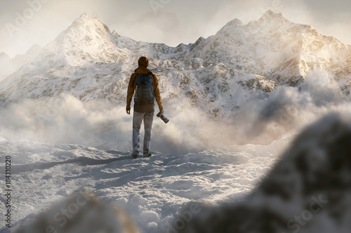 Wanderer steht vor schneebedecktem Gebirge © lassedesignen
