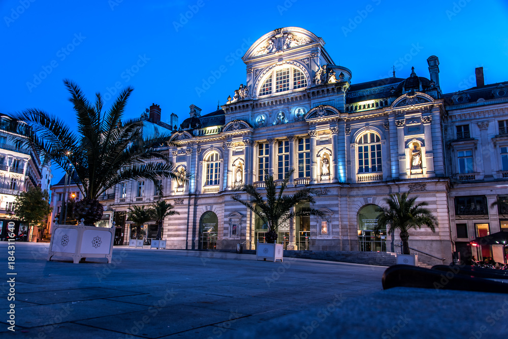Foto Stock Grand Théâtre d'Angers de nuit, Place du Ralliement | Adobe