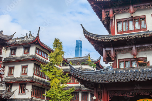 Aufnahme aus dem Yu Garden in Shanghai mit historischen Gebäuden sowie einem modernen Wolkenkratzer fotografiert tagsüber in CHina im September 2014