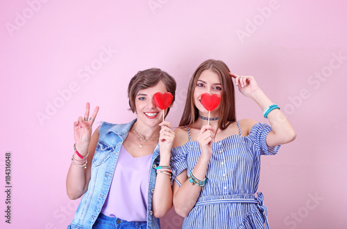 Attractive hipster girls po...
