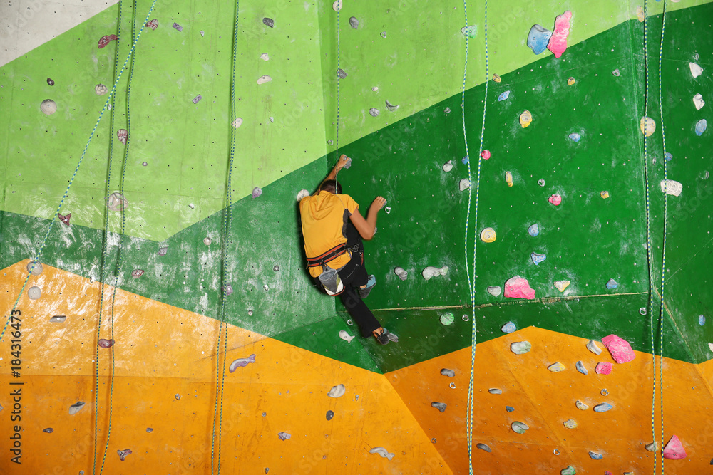 © Africa Studio - Young man exercising in climbing gym © Africa Studio - Young man exercising in climbing gym