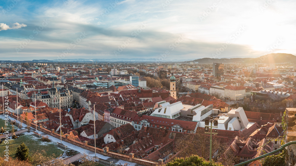 Graz bei Sonnenuntergang im Winter - Sicht von Schlossberg aus