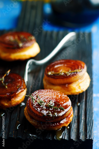 Onion tarte tatin.style rustic. © zoryanchik