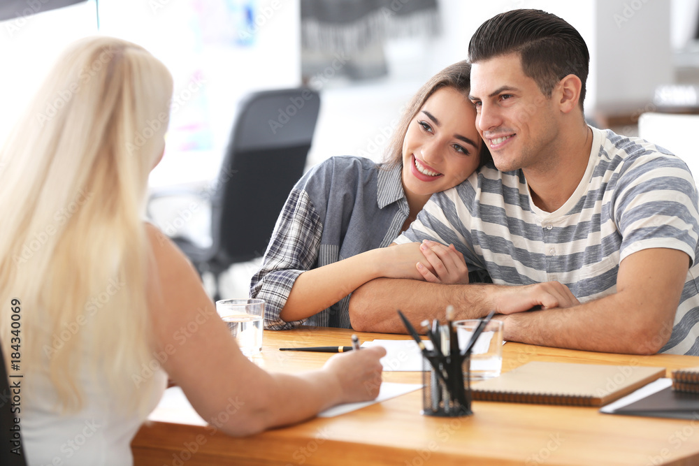 Obraz premium Young couple meeting with consultant in office