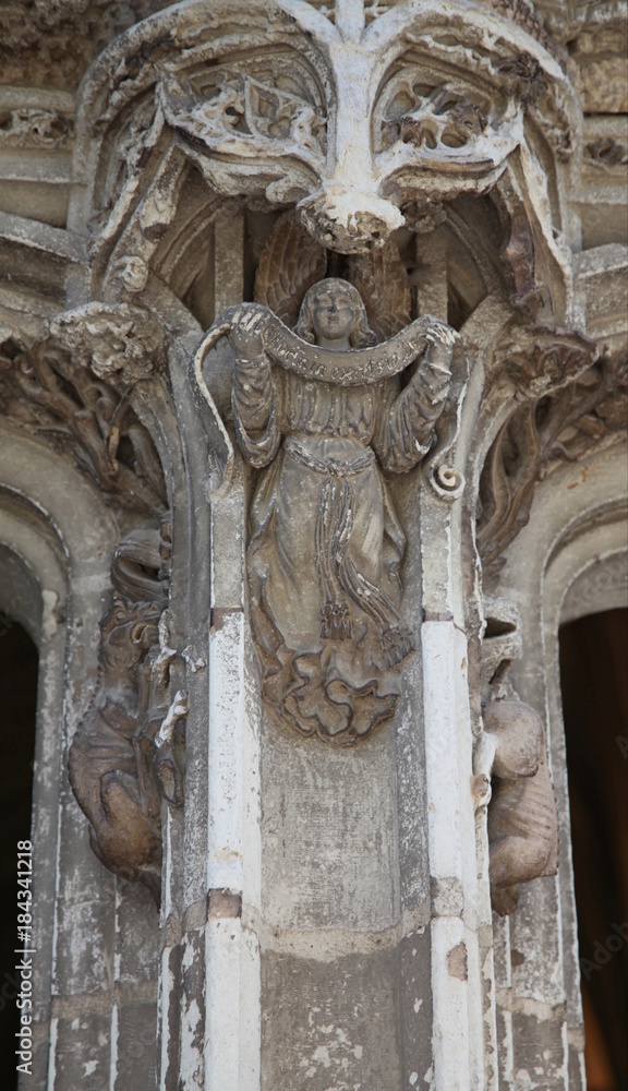 Portail de la chapelle Saint Hubert: ange. Portail de la chapelle Saint Hubert: ange.
