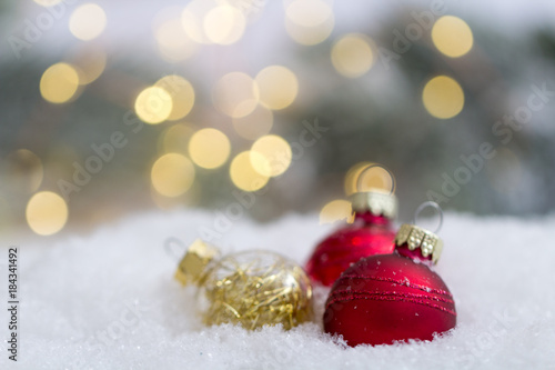 Christbaumanhänger im Schnee