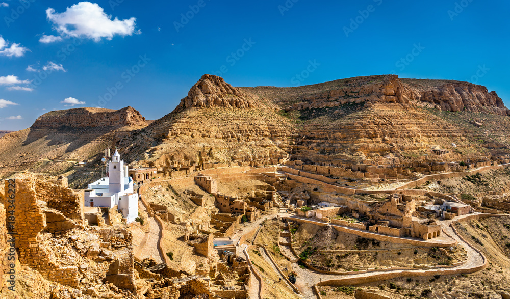 Obraz premium Panorama Chenini, ufortyfikowana wioska berberyjska w południowej Tunezji