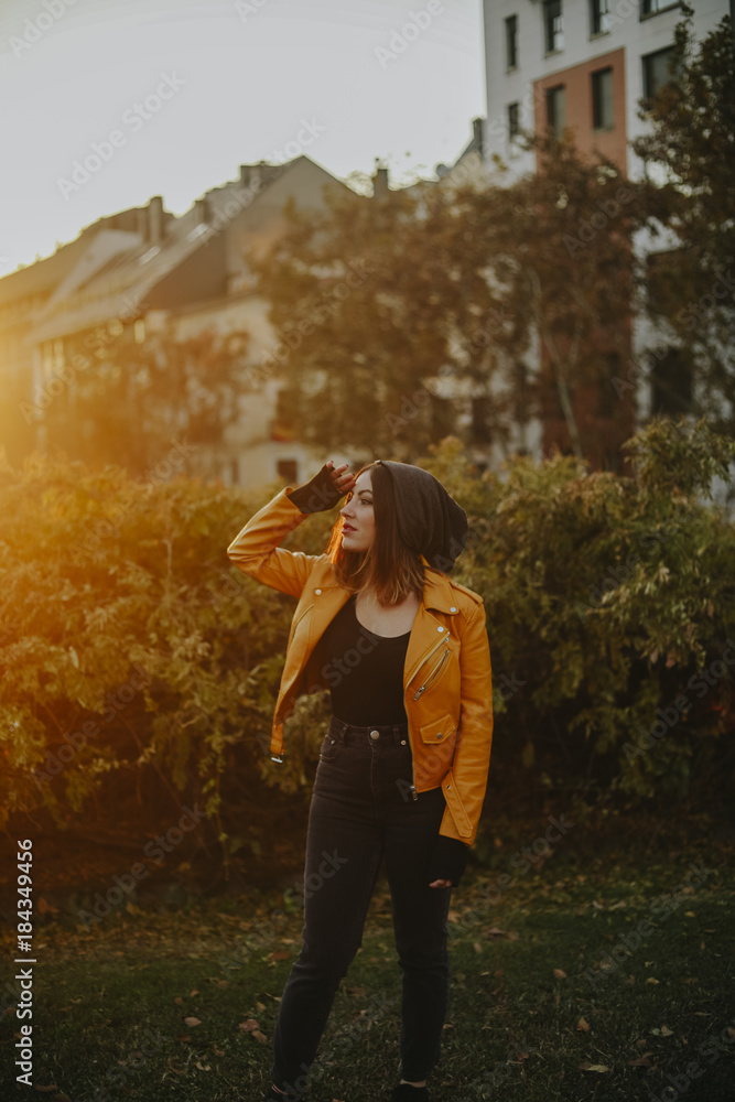 Fototapeta premium mujer con gorro al atardecer