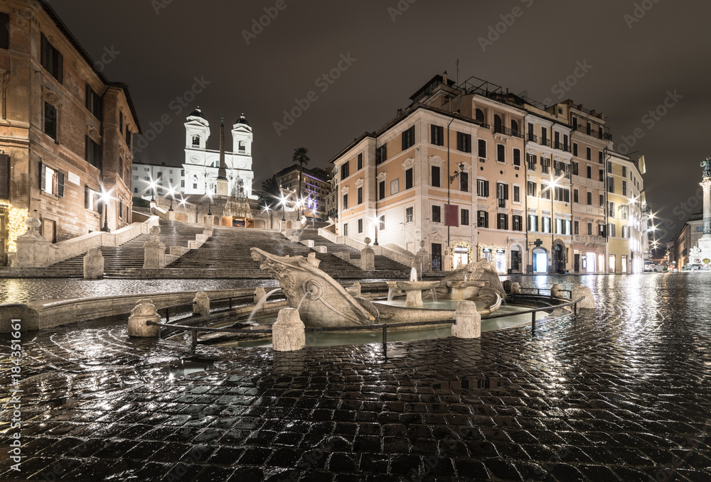 Fototapeta premium Schody Hiszpańskie i fontanna Barcaccia w nocy, Rzym - Włochy - czas Bożego Narodzenia