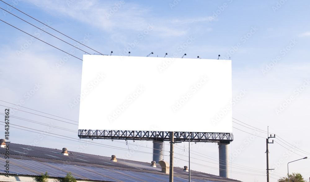 Obraz premium Blank billboard on the building with white space background for advertisement. 