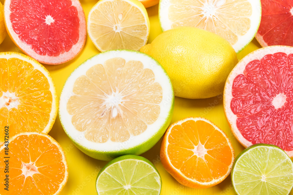 Fototapeta premium citrus fruit top view of cut slices