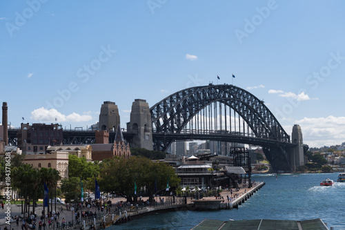 Hafen von Sydney mit der Sydney-Bridge im Hintergrund